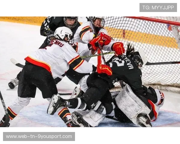 冰球运动员被撞出场外后冷静回归继续打