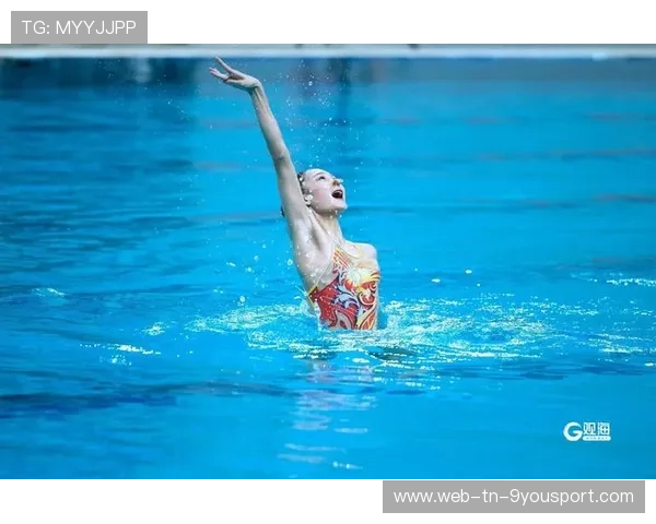 花样游泳整齐划一震撼观众